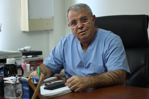 Op. Dr. Abdulaziz Akkaya kliniğindeki çalışma odasında