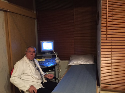 Op. Dr. Abdulaziz Akkaya ultrasonografi cihazının yanında