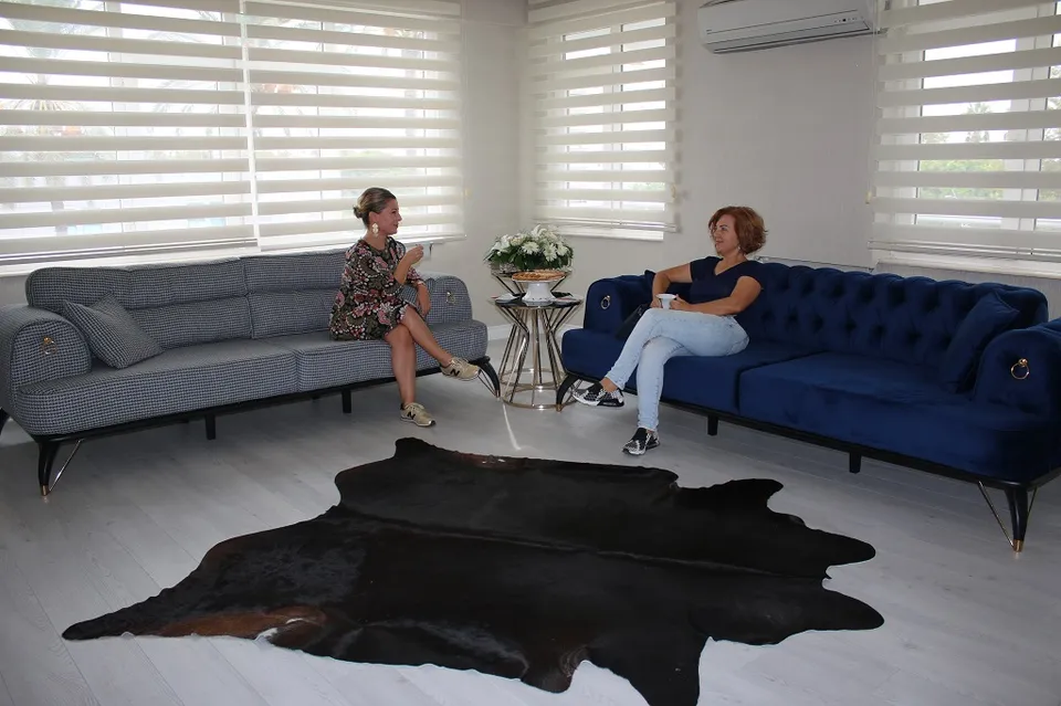 Kliniğin bekleme salonunda oturan iki kişi