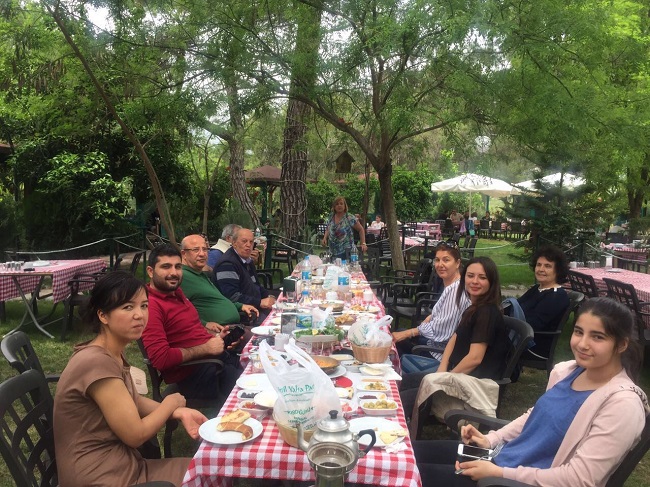 Akkaya ailesi Pazar kahvaltısında